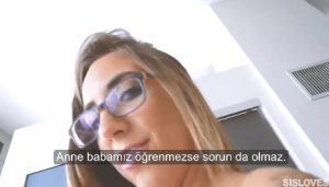 Üvey Kız kardeşini Sikişmeye İkna Ediyor