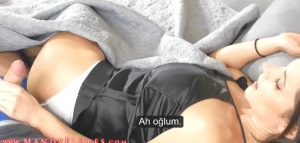 Otel Odasında Annesi ile Aynı yatakta Yatınca Annesini Sikti