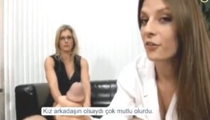 Doktor Teyzesi ve Annesini Sırayla Sikti Türkçe Altyazılı porno