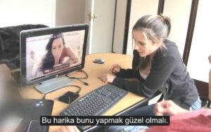 üvey babasını porno seyrederken yakalayan kız