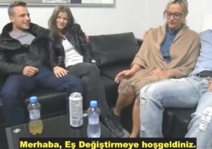 Çek Pornosu 12 Karıları Monutonluktan Sıkılan Çiftler Eşlerini Değişip Sikiştirler cd 1