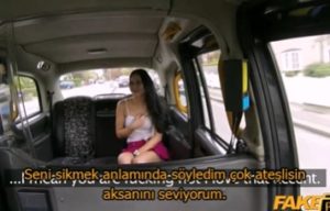 Taksici İngiliz hatuna sikiş teklifinde bulunuyor, hatun sikişmek için can atıyor