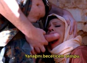 Amerikan Askerleri Türbanlı Kadını Sikiyor – Türkçe Altyazılı Porno
