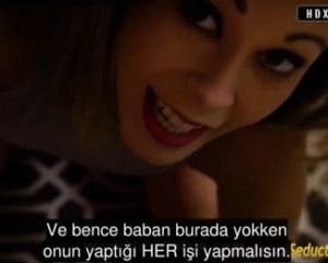 Azgın Anne Kocası İş Seyahatine Gidince Oğlu İle Sikişen Sulu Amcıklı Anne
