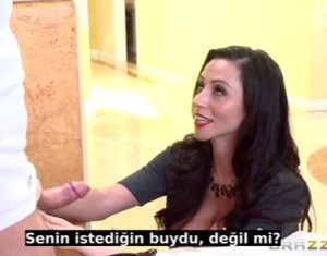 Olgun Kadın Eve Gelen Tamirci Kızını Sikmesin Diye Kendini Siktiriyor – Altyazılı Porno