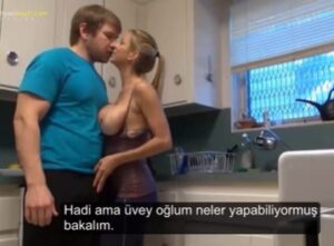 Olgun Anne Üvey Oğluyla Mutfakta Çılgınca Sikişti