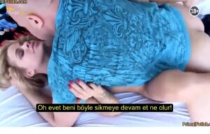 Büyük Yarağı ile Komşusunu Tavalayıp Sikiyor