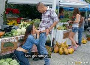 Pazarcının Orospu Karısı Pazarda Kocasını Aldatıp Sikişiyor, Brazzers Altyazılı Porno