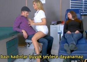 Seksi hemşire iğne ile kadını bayıltıp kocasıyla sikişiyor