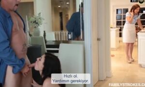 Annesi Doğum Günü Hazılıkları Yaparken Babasına Siktiren Güzel Kız